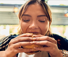 Un experimento demuestra que el cuerpo combate a la comida rápida como si fuera una infección